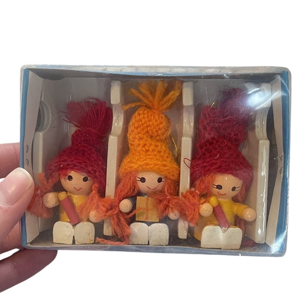 Vintage 1981 Joy Brite Handmade Christmas Ornaments Wooden Girls Knitted Hats‎